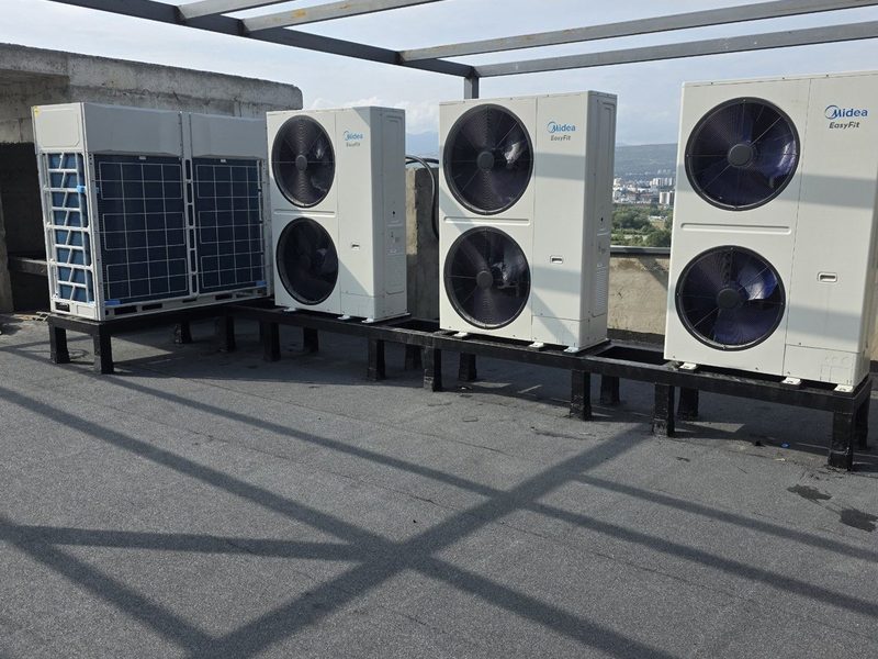 Midea VRF გარე ბლოკები შენობის სახურავზე